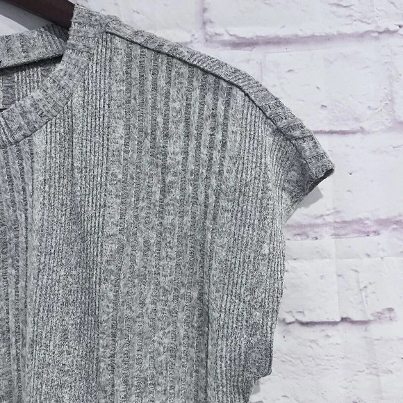 AUW Casual Blouse Short Sleeve Top Buttons Details Stretch Size Small Round Neck - Picture 4 of 8